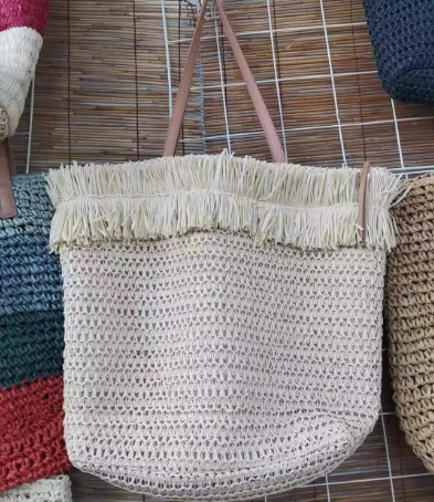 Nakupovalna ženska torba s bež šivi in resicami