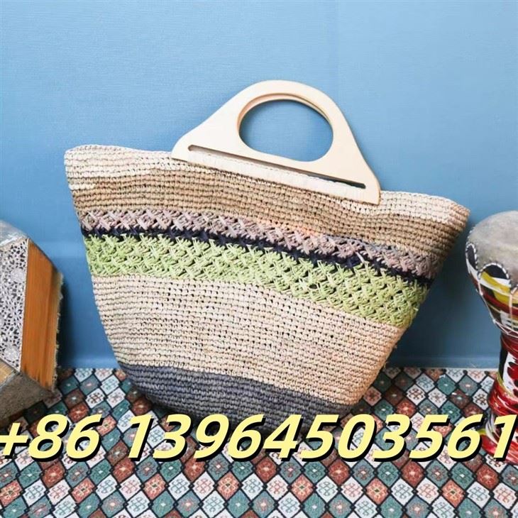 Torbica Raffia z lesenimi ročaji