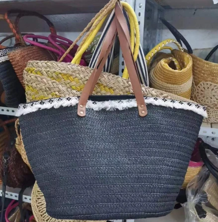 Črni papir tkana torba na plaži s čipko