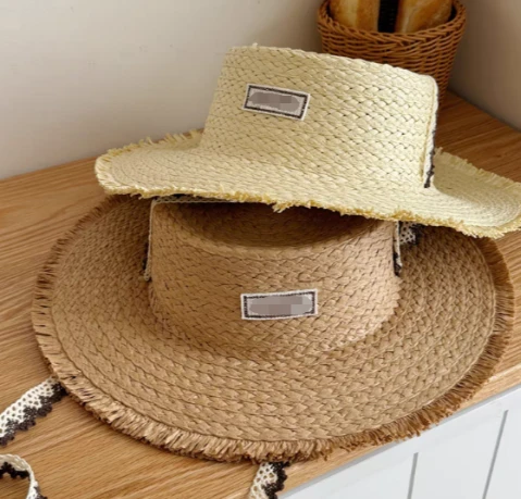 Eleganten ženski klobuk za plažo za poletje