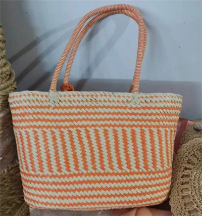 Oranžna in bež papirnata velika torba