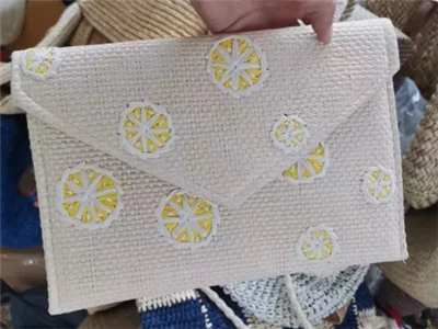 Ženska torbica z vezenjem iz papirja
