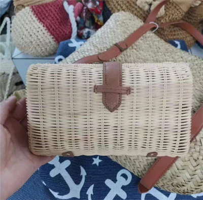 Majhna ročno tkana večerna torbica iz ratana