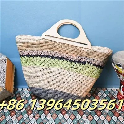 Torbica Raffia z lesenimi ročaji