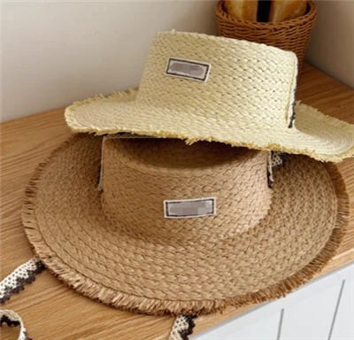 Eleganten ženski klobuk za plažo za poletje