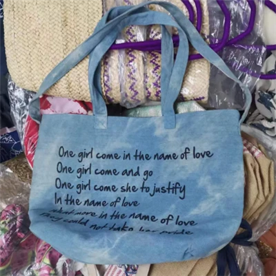 Ženska torba iz denim blaga z dvema ročajema